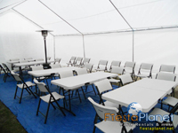 carpa grande con sillas y mesas