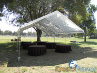 20x30 carpa con mesas redondas