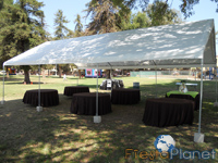 carpa con mesas redondas en el parque