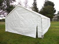 carpa blanca en el parque