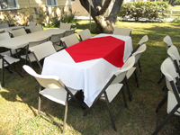mesas con manteles rojos y sillas