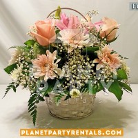 flores con canasta y rosas rosa